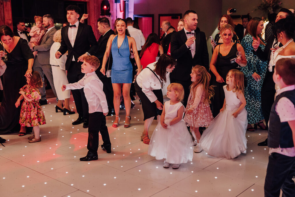 Planning a wedding is one of the most exciting times of your life — but if children will be attending your big day, it can also raise a lot of questions.
Couples often ask:
Can you have childcare at a wedding?
Is there childcare for wedding guests?
How does childcare at a wedding reception work?
Do wedding childcare services really make a difference?
