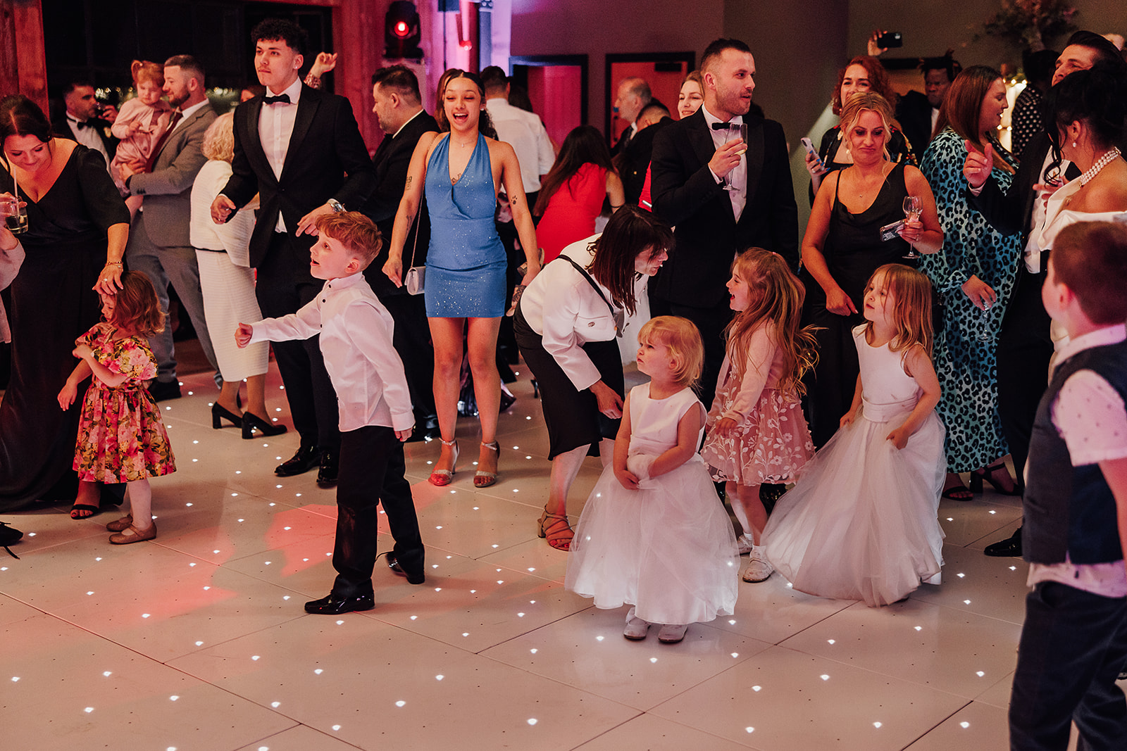 Planning a wedding is one of the most exciting times of your life — but if children will be attending your big day, it can also raise a lot of questions. Couples often ask: Can you have childcare at a wedding? Is there childcare for wedding guests? How does childcare at a wedding reception work? Do wedding childcare services really make a difference?